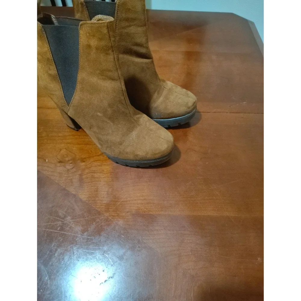 Tan Faux Suede‎ Block Heel Chelsea Ankle Boots Women's Size 8.5 Lug Sole Booties